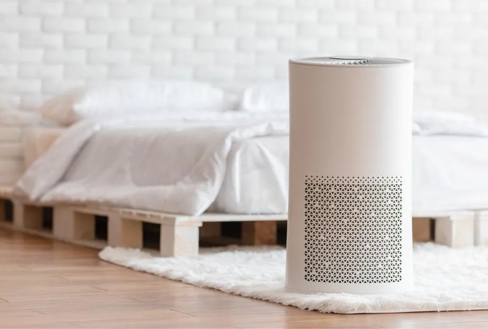 Purificador de ar em quarto moderno com ambiente limpo e confortável